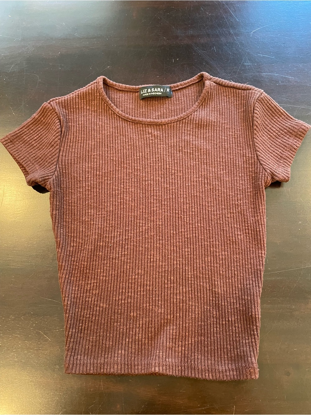 Liz & Sara Short Sleeve Ribbed Tee in Chestnut Brown